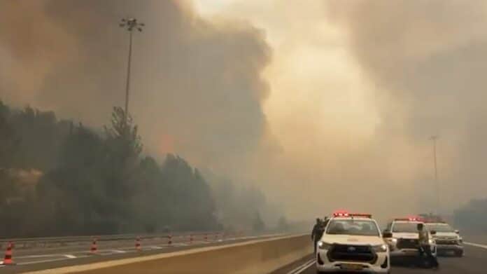 Incêndio fecha rodovia em Israel e força evacuações