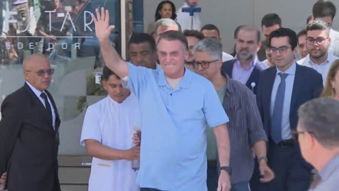 Bolsonaro recebe alta e deixa hospital andando