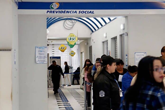 Fila do INSS pode chegar a 6 milhões de pedidos