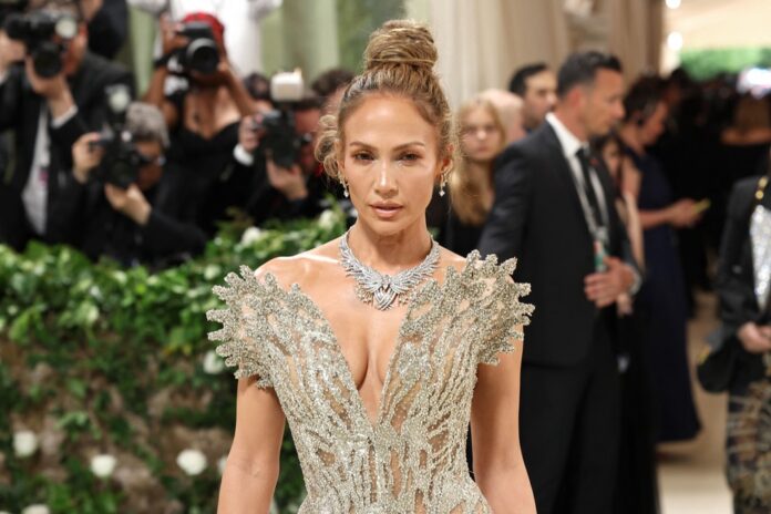 Jennifer Lopez processada por fotos nas redes sociais
