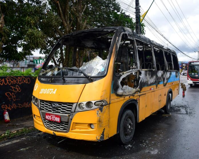 Micro-ônibus pega fogo na Autaz Mirim em Manaus