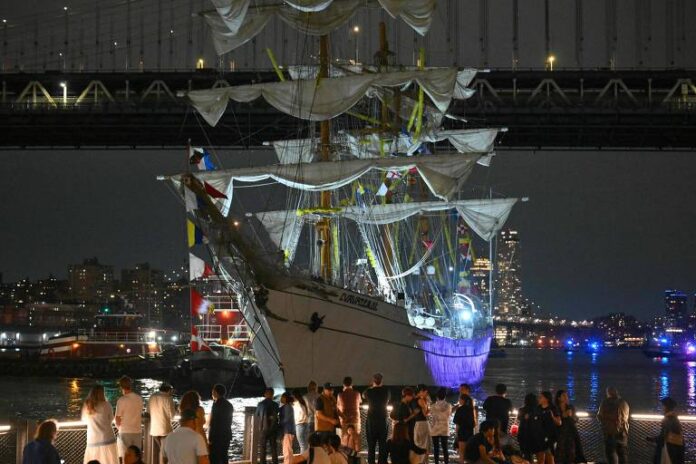 Navio bate em ponte nos EUA