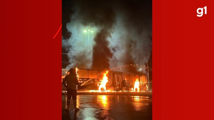 Ônibus incendiado em Manaus após protesto