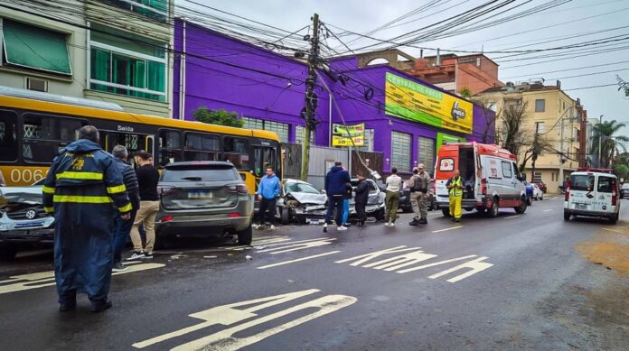 Ônibus colide com 9 carros após mal súbito de motorista