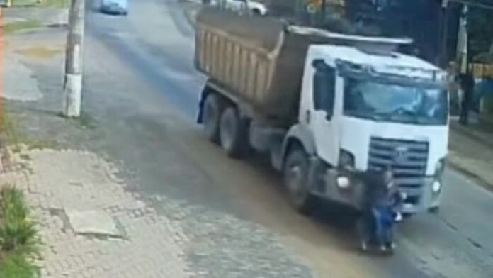 Cadeirante é arrastado por caminhão e sobrevive