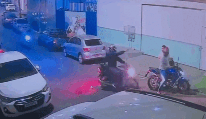 Dupla armada assalta motorista por app em Manaus
