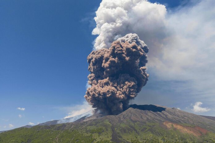 Monte Etna entra em erupção