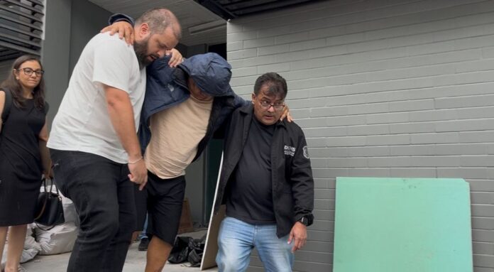 Homem mata casal por ciúmes na frente da filha