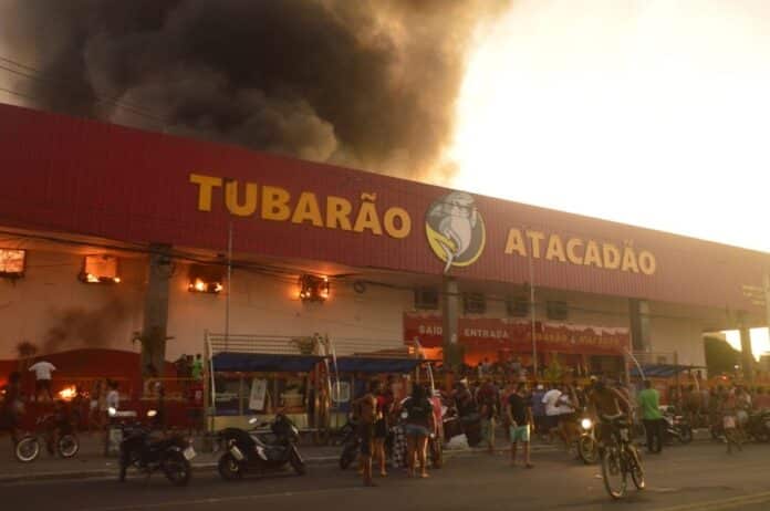 Saque e incêndio em supermercado de Caxias