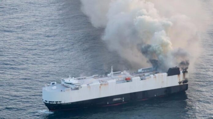 Navio com carros elétricos pega fogo