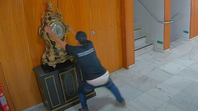 Moraes manda prender acusado de quebrar relógio no 8/1