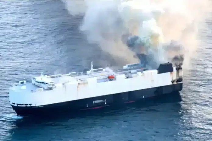 Navio com 3 000 carros pega fogo há uma semana.
