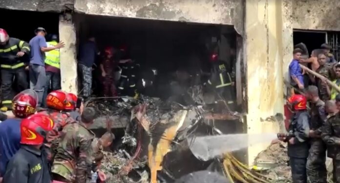 Avião militar cai em escola de Dhaka