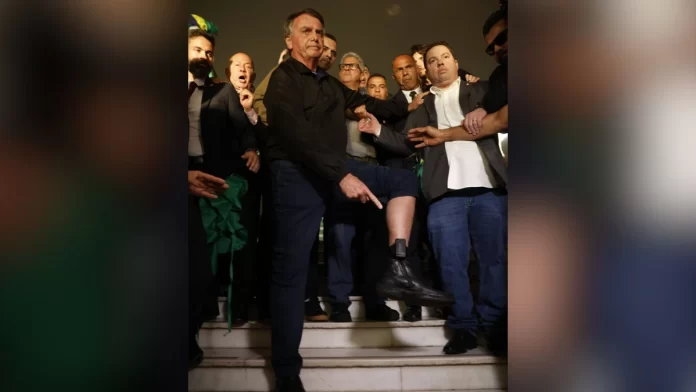 Bolsonaro exibe tornozeleira e critica STF