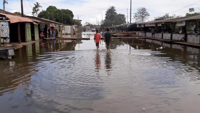 Cheia fecha escola no Amazonas