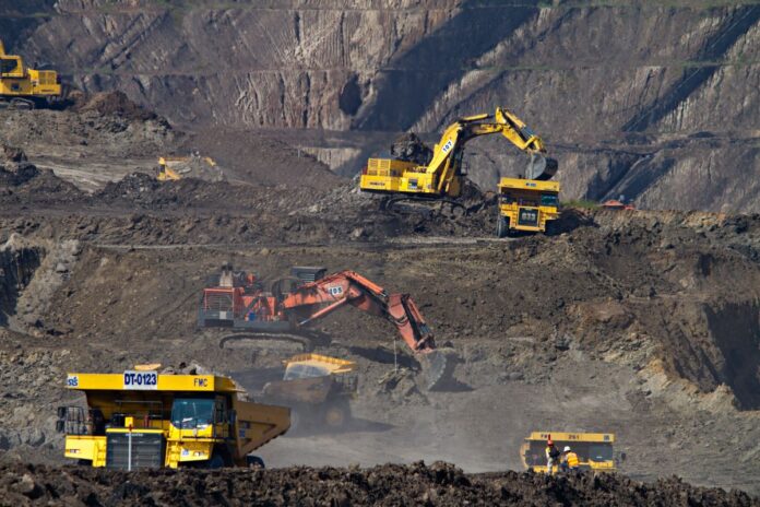Governo acelera licenças para mineração estratégica
