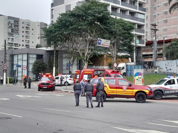 Jovem cai em poço de elevador em obra de SP