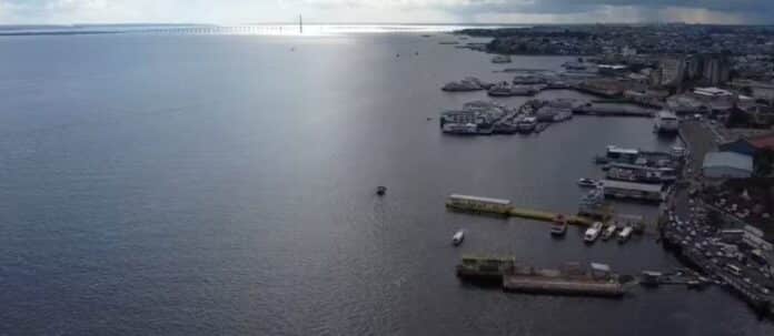 Rio Negro recua em Manaus