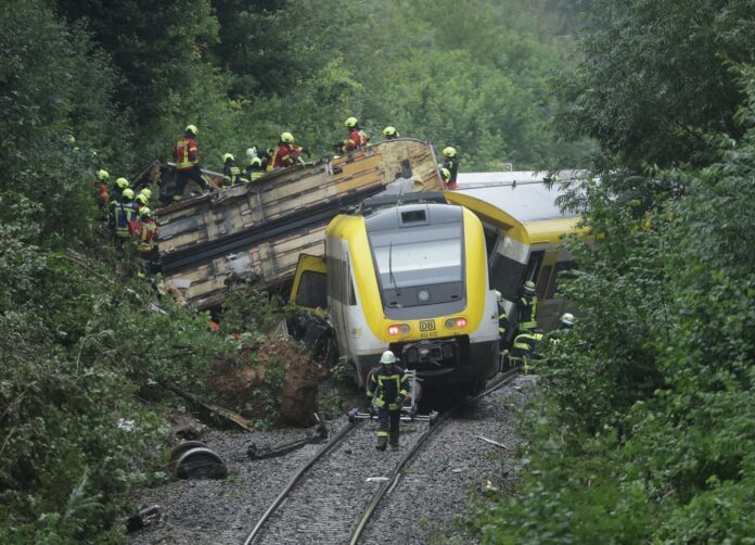 Trem descarrila na Alemanha e mata 3 pessoas