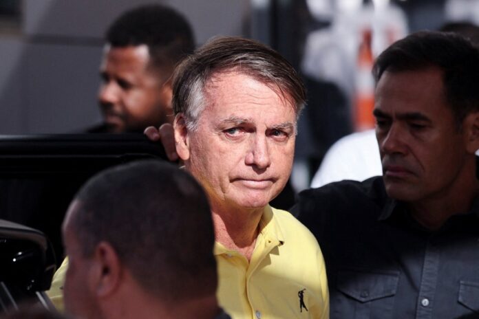 Bolsonaro sai para exames
