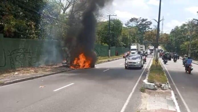 Carro pega fogo e assusta motoristas em Manaus