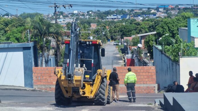Moradores erguem muro em Manaus