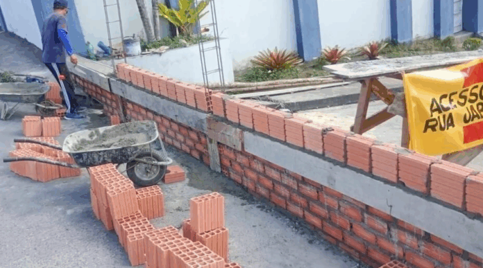 Muro em Manaus segue por três dias após notificação