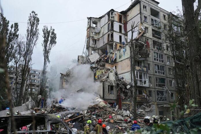 Ataque russo mata civis em Kiev