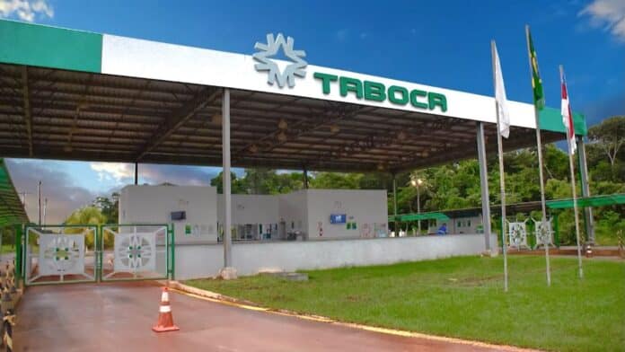 Trator cai em igarapé na Mineração Taboca