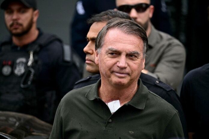 Bolsonaro deixa hospital