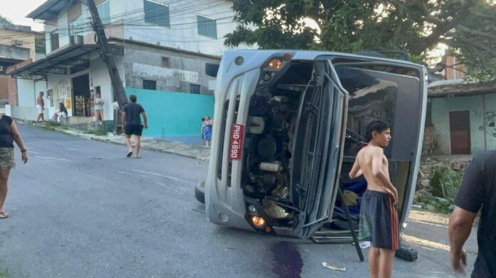 Microônibus tomba em Manaus após perder freio