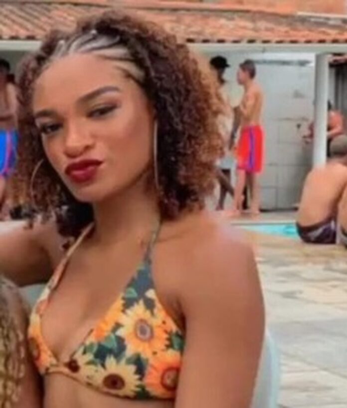 Mulher é baleada e morta dentro de carro no RJ
