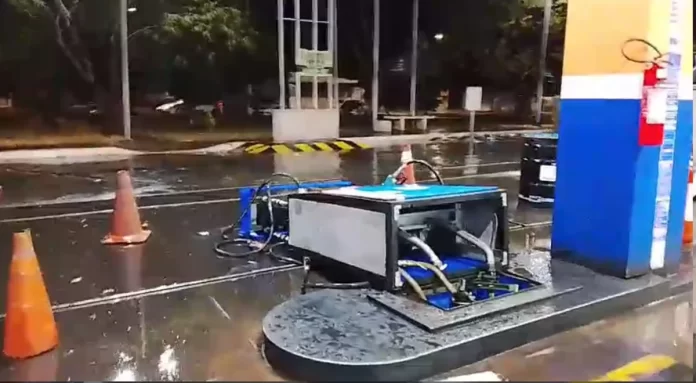 Ventania arranca bombas em posto no DF